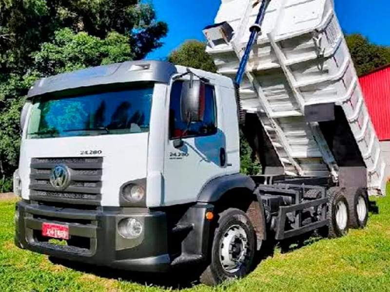 caminhao trucado materraplenagem